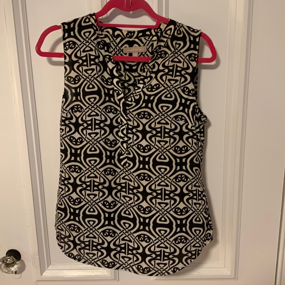 Size 6 black and white print Banana Republic sleeveless blouse